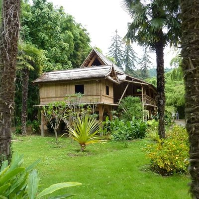 Village lao Bambouseraie de Prafrance Henri MOREAU Wikimedia Commons