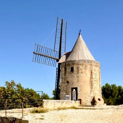 Moulin de Daudet Fontvieille CTHOE Wikimedia Commons